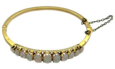 Edwardian 15ct Gold Bangle set with Opals