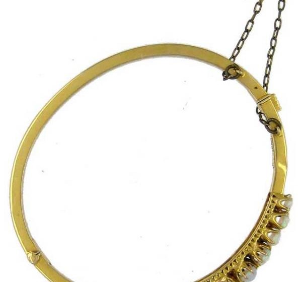 Edwardian 15ct Gold Bangle set with Opals