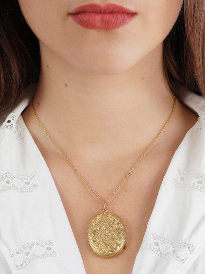 18ct Gold Victorian Oval Engraved Locket