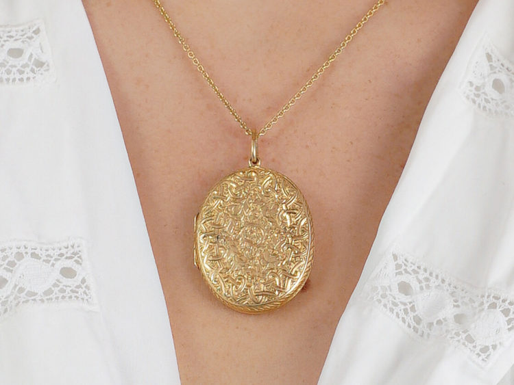 18ct Gold Victorian Oval Engraved Locket