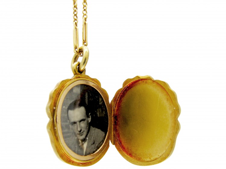 Art Nouveau 15ct Gold Pendant on Chain