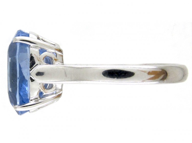 18ct White Gold Ring set with an Oval Natural Ceylon Sapphire