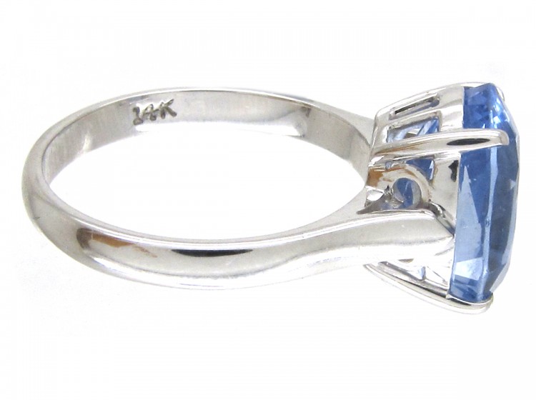 18ct White Gold Ring set with an Oval Natural Ceylon Sapphire