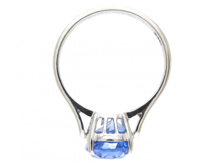 18ct White Gold Ring set with an Oval Natural Ceylon Sapphire