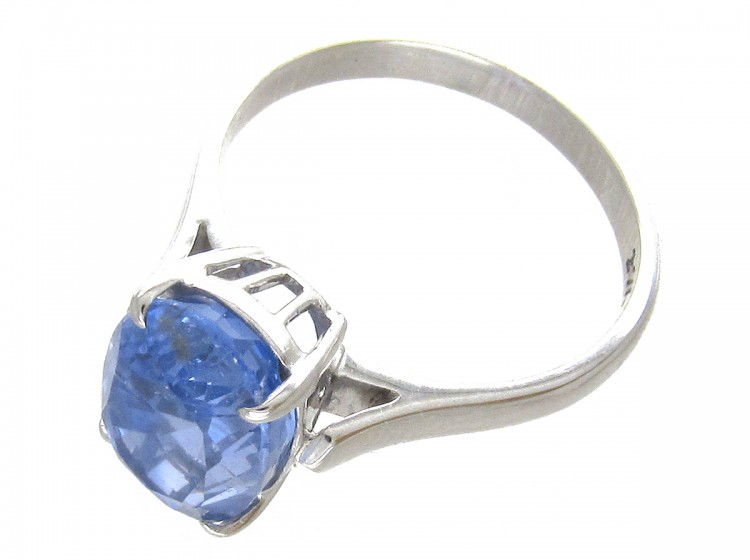 18ct White Gold Ring set with an Oval Natural Ceylon Sapphire