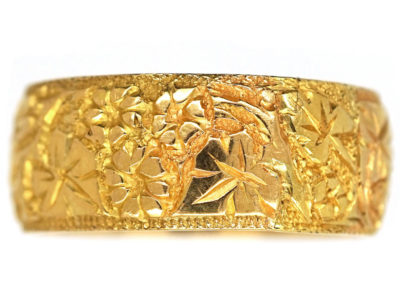 18ct Gold Wedding Band with Ivy Leaf Decoration