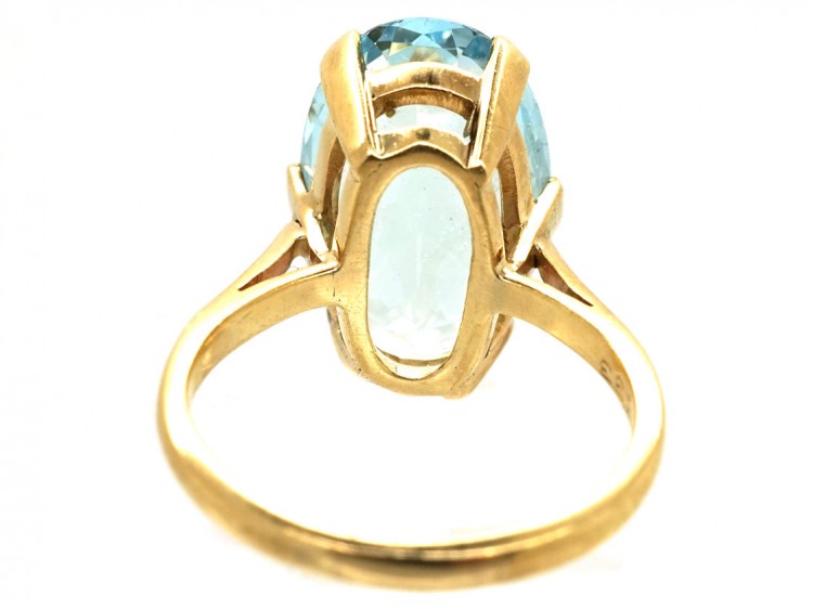 9ct Gold & Large Oval Aquamarine Ring