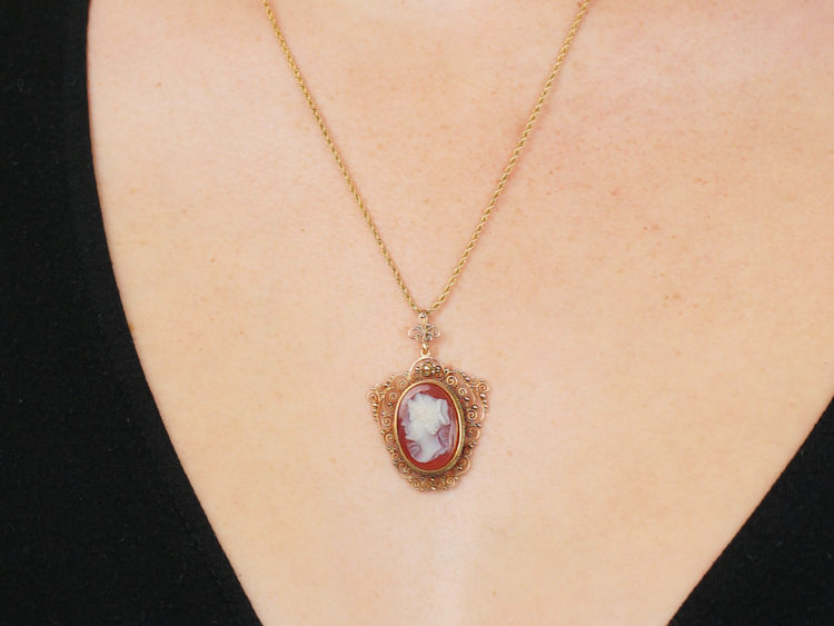 14ct Gold Classical Pendant of a Ladies Head