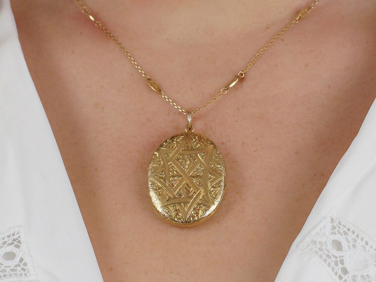 Victorian 15ct Gold Double Opening Oval Engraved Locket