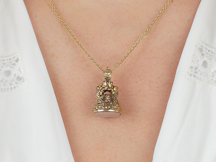 Georgian Two Colour Gold Seal with Chalcedony Base Engraved Filial Piety