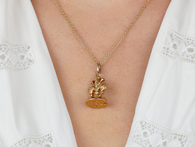 Victorian 18ct Gold Seal with Fleur-de-Lis Motif & Engraved on the Base with the Letter A