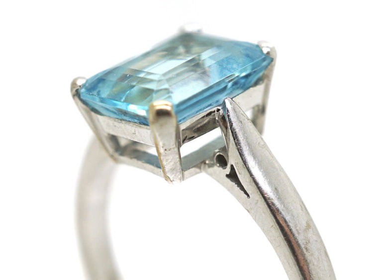 18ct White Gold Rectangular Aquamarine Ring