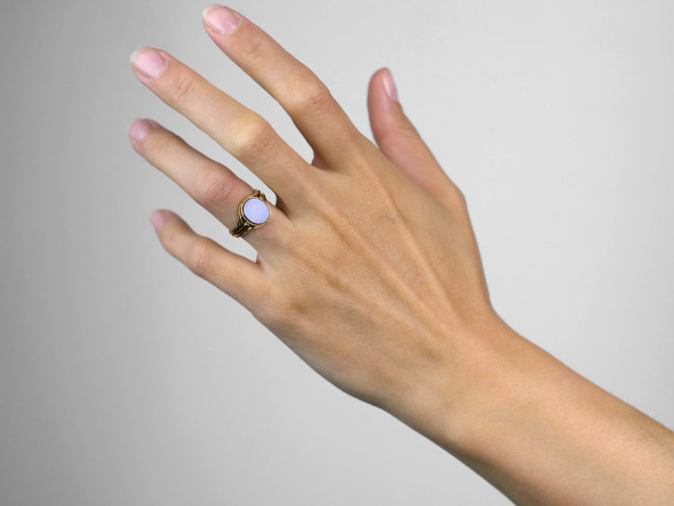 Victorian 18ct Gold Signet Ring set with a Banded Carnelian