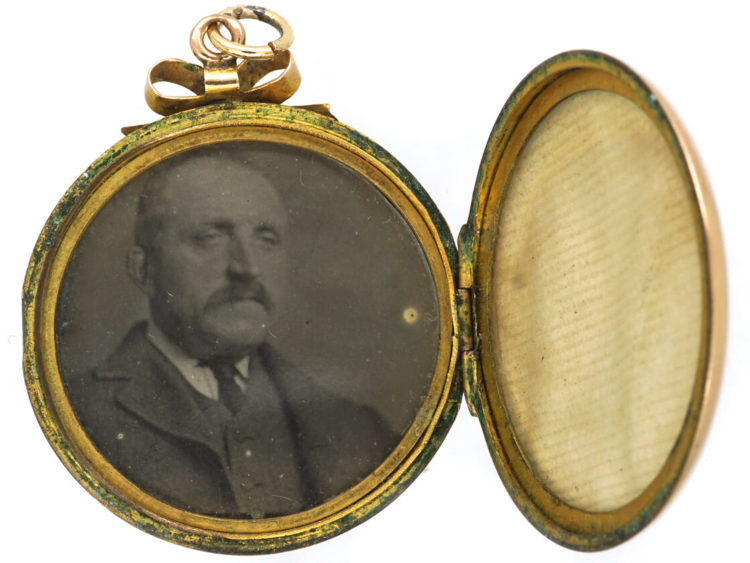 Edwardian 9ct Back & Front Round Locket with Engraved Flowers in Basket