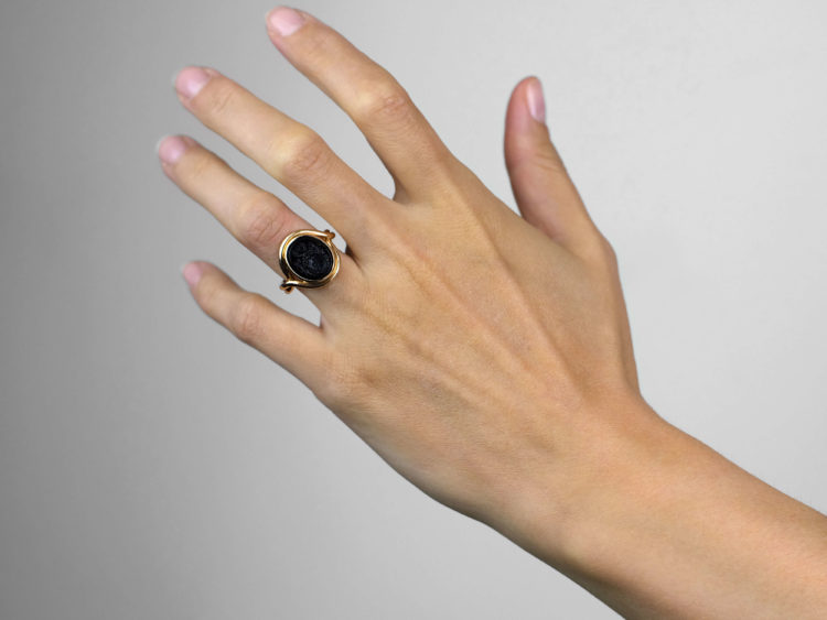 Victorian 18ct Gold Signet Ring with Onyx Intaglio of a Crest