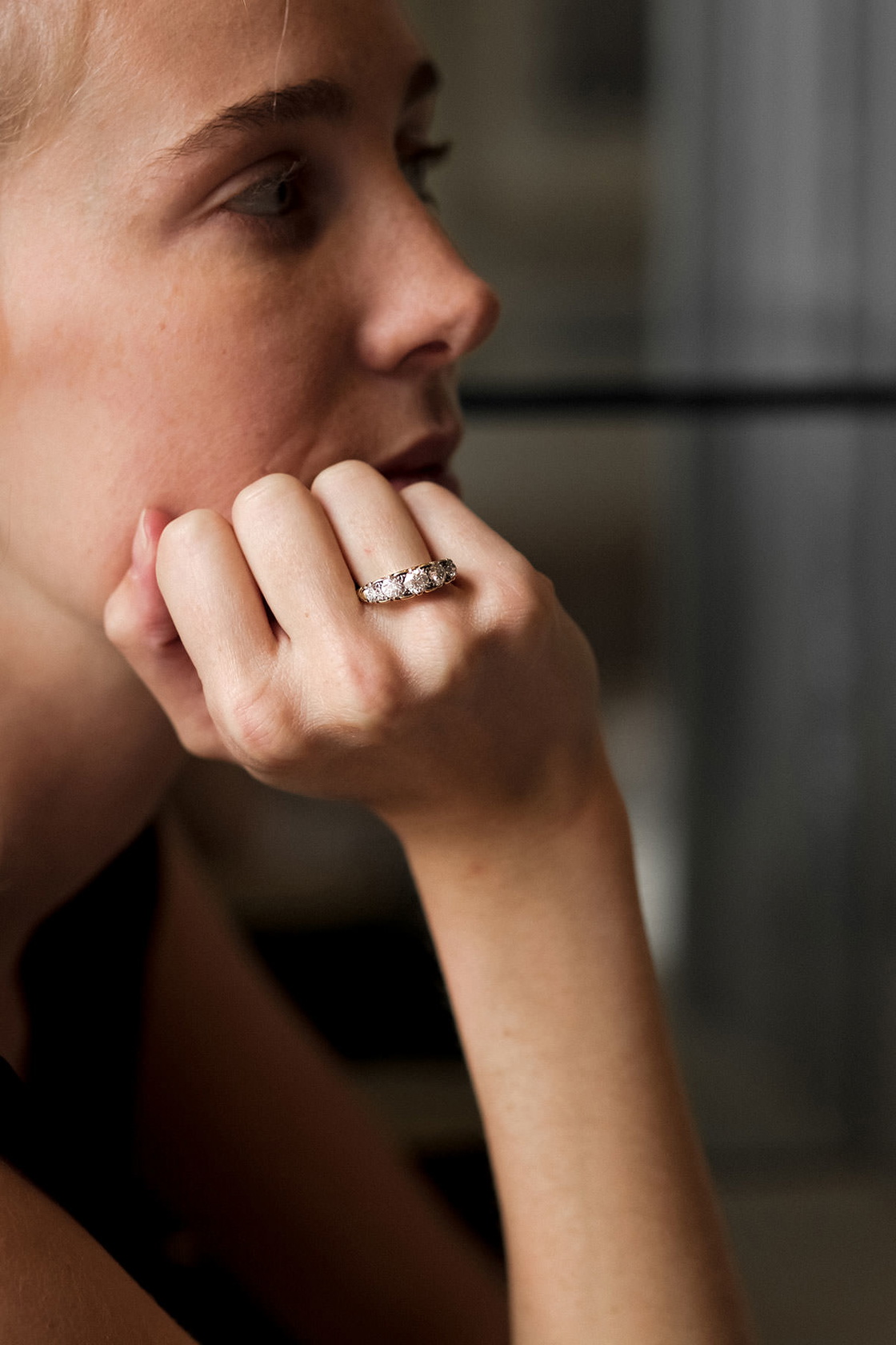 Victorian 18ct Gold Five Stone Diamond Carved Half Hoop Ring with Diamond Points