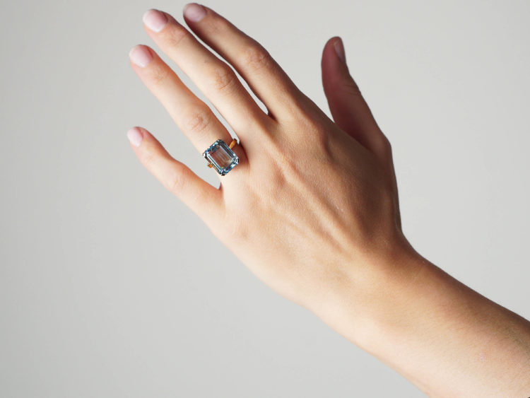 18ct Gold Rectangular Aquamarine Ring