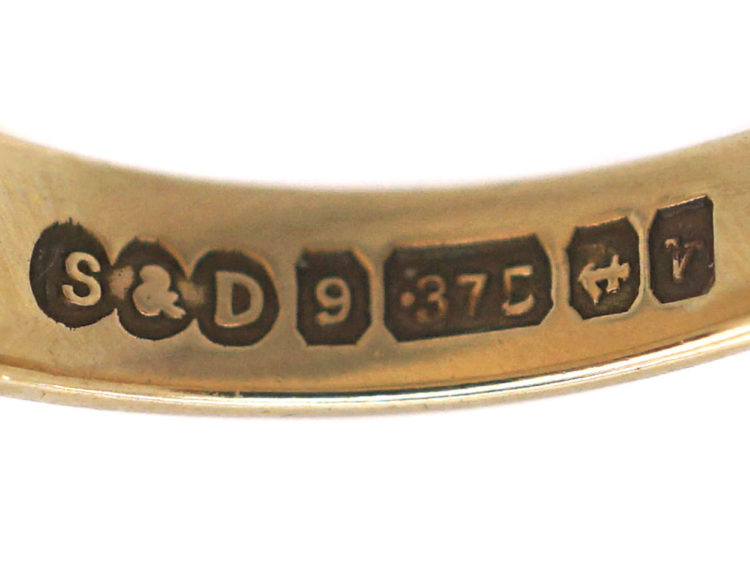 Retro 9ct Gold Signet Ring Engraved witha Rampant Wolf