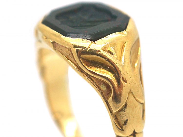 Victorian 18ct Gold Signet Ring set with a Bloodstone with Crest Intaglio