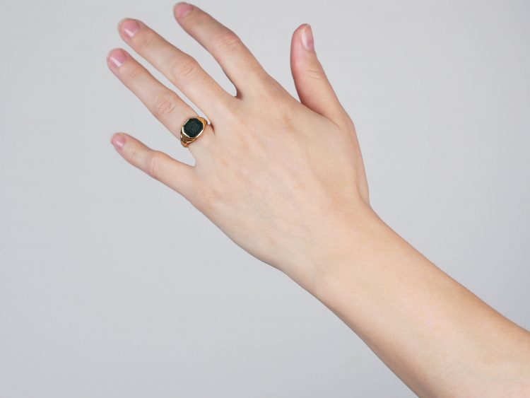Victorian 18ct Gold Signet Ring set with a Bloodstone with Crest Intaglio