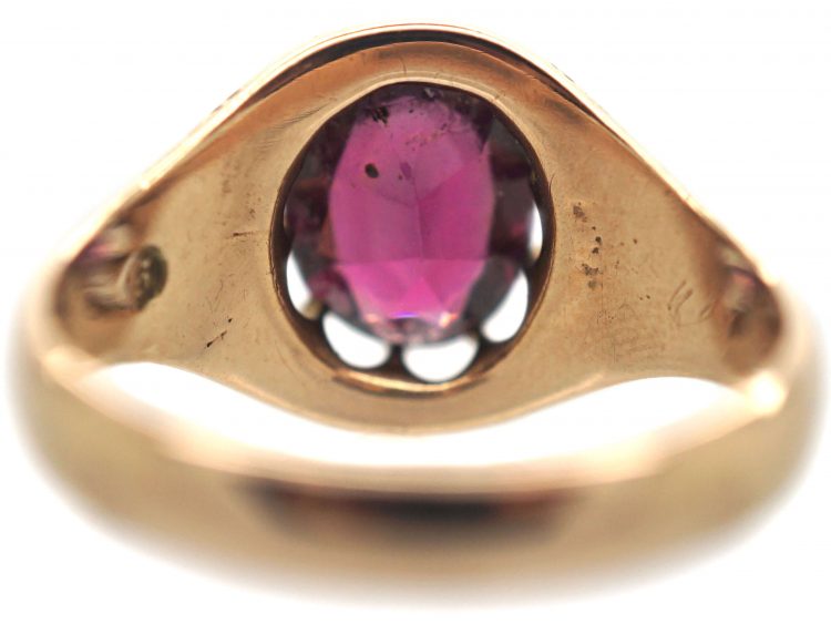 Victorian 9ct Gold Ring set with an Almandine Garnet