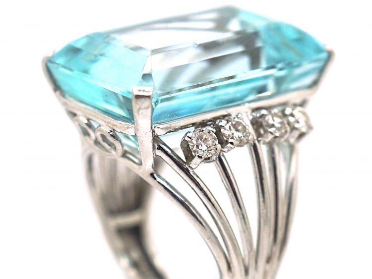 18ct White Gold Ring set with a Large Aquamarine & Diamonds