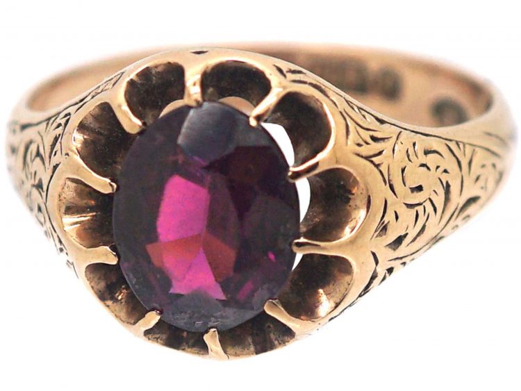 Victorian 9ct Gold Ring set with an Almandine Garnet