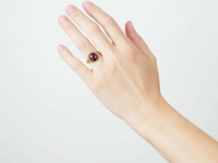 Victorian 9ct Gold Ring set with an Almandine Garnet