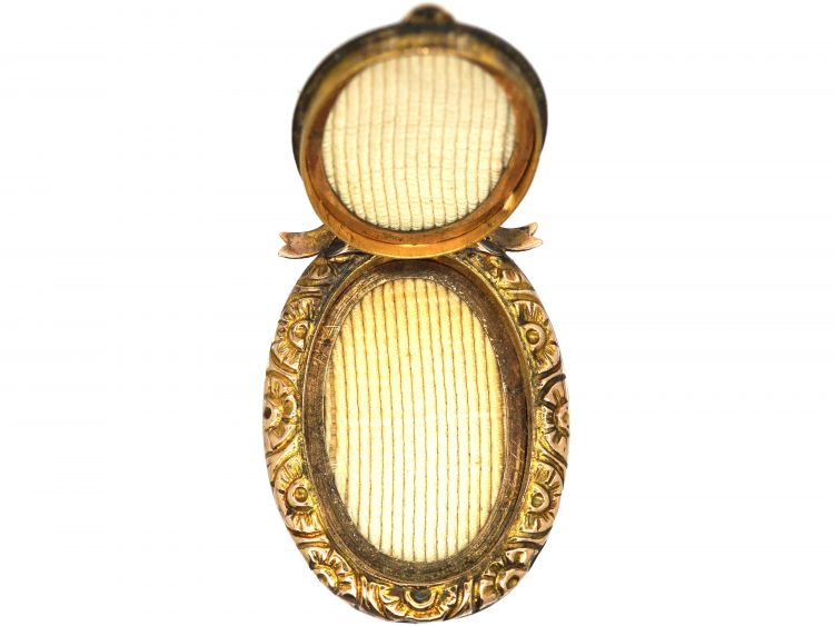 Edwardian 9ct Gold Oval Locket with Engraved Detail