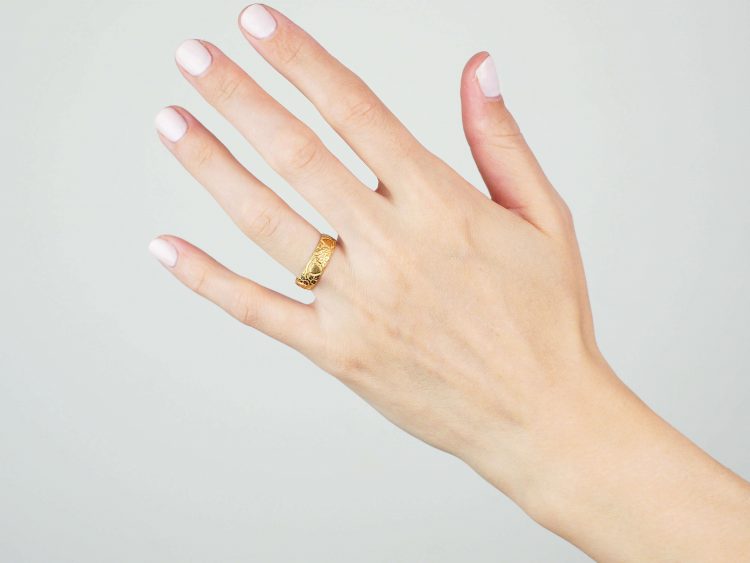 Victorian 18ct Gold Wedding Ring with Hearts Motif