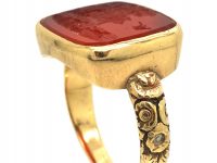 Georgian 15ct Gold Ring set with a Carnelian Engraved Intaglio with a Shooting Scene