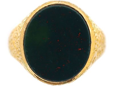 Victorian 18ct Engraved Gold Signet Ring set with a Plain Bloodstone