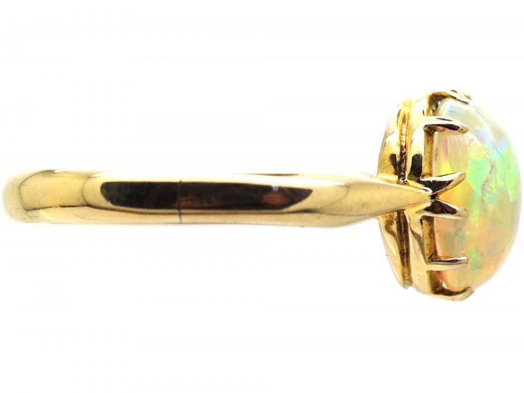 Edwardian 9ct Gold Ring set with an Opal