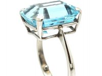 18ct White Gold Ring set with a Large Aquamarine