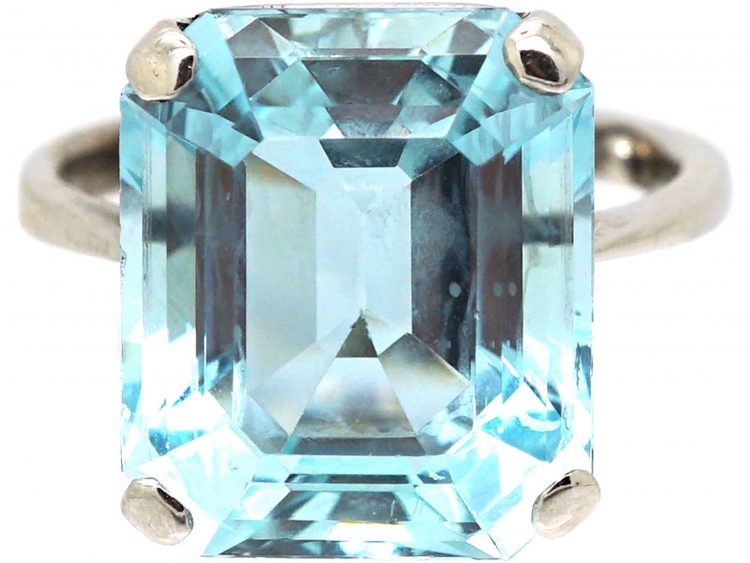 18ct White Gold Ring set with a Large Aquamarine