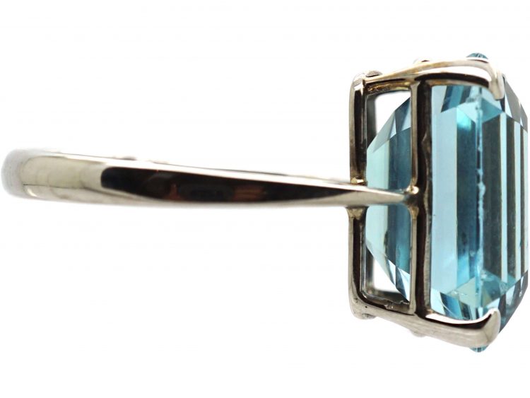 18ct White Gold Ring set with a Large Aquamarine