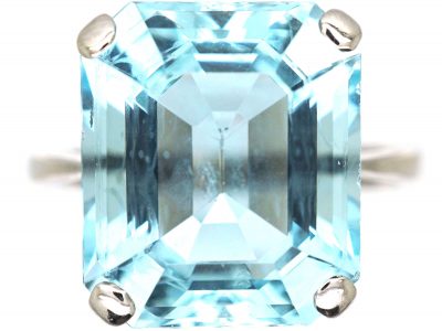 18ct White Gold Ring set with a Large Aquamarine