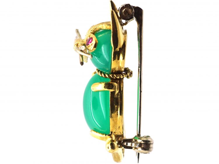 1970s 18ct Gold Cat Brooch set with Green Chalcedony & Ruby Eyes
