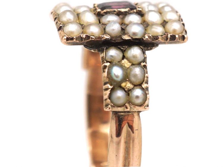 Georgian 9ct Gold Plaque Ring set with an Almandine Garnet & Natural Split Pearls