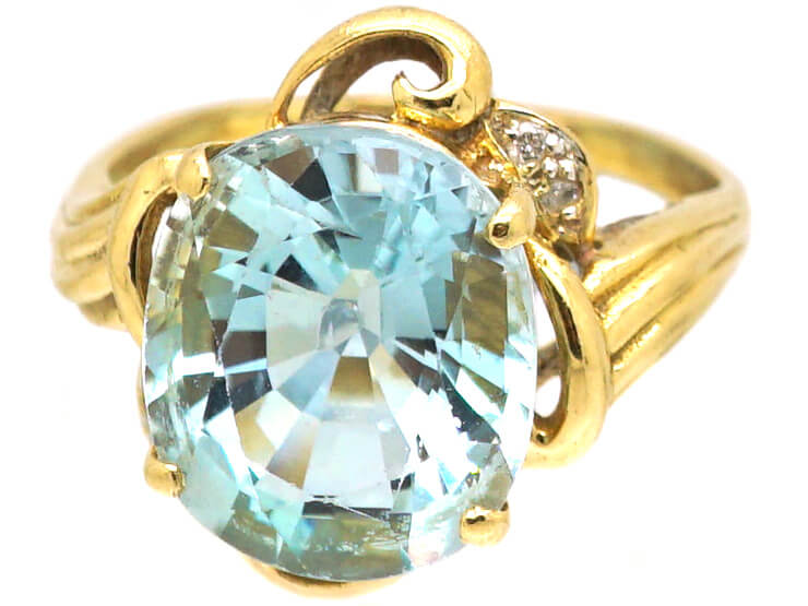 1950s 18ct Gold Ring set with an Aquamarine & Small Diamonds