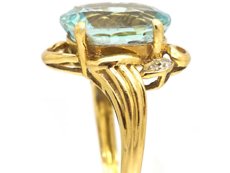 1950s 18ct Gold Ring set with an Aquamarine & Small Diamonds