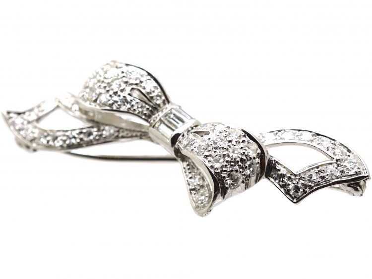 Art Deco 18ct White Gold Bow Brooch set with Diamonds