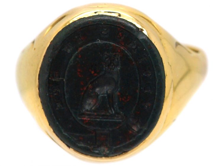 Victorian 18ct Gold Signet Ring set with a Bloodstone with Intaglio of a Cat