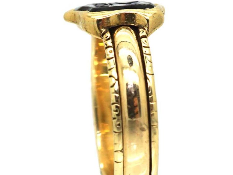 Early Victorian 15ct Gold Signet Ring set with Onyx with an Intaglio of an Eagle