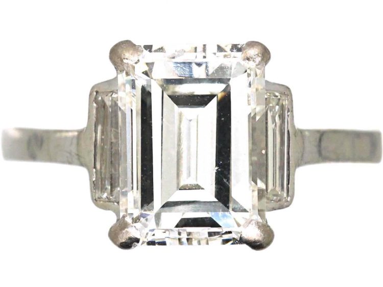 Art Deco 18ct White Gold Ring set with a Rectangular Cut Diamond with Baguette Cut Diamond Shoulders
