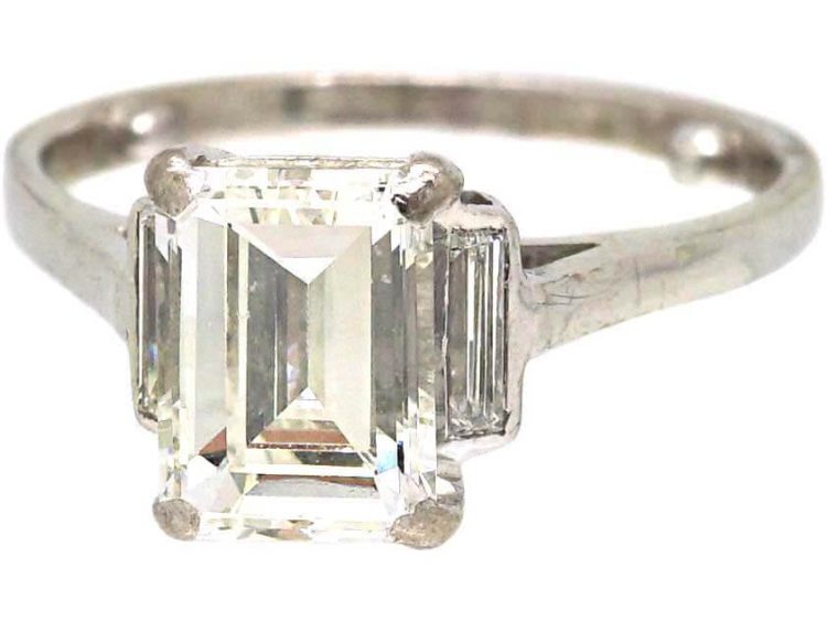 Art Deco 18ct White Gold Ring set with a Rectangular Cut Diamond with Baguette Cut Diamond Shoulders