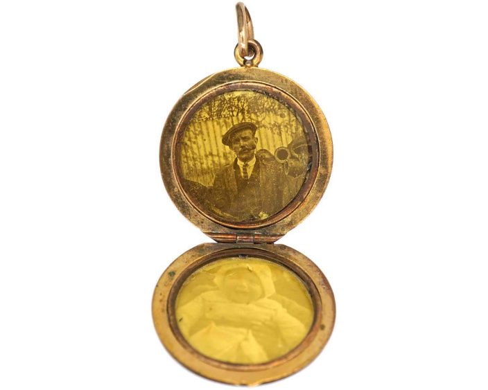 Edwardian 9ct Gold Back & Front Round Locket Engraved with Ivy Leaves