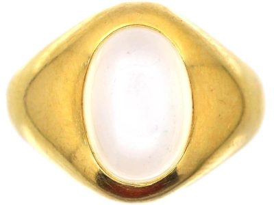 Mid 20th Century 18ct Gold Ring set with a Cabochon Moonstone