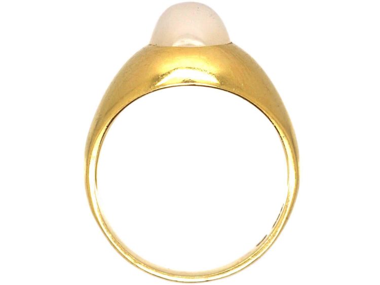 Mid 20th Century 18ct Gold Ring set with a Cabochon Moonstone