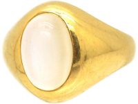 Mid 20th Century 18ct Gold Ring set with a Cabochon Moonstone